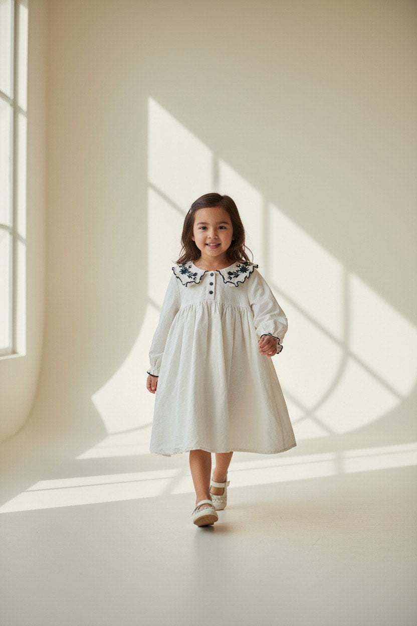 Kategorie 3 Kleid 104/110 Weiß mit schwarzen Verzierungen