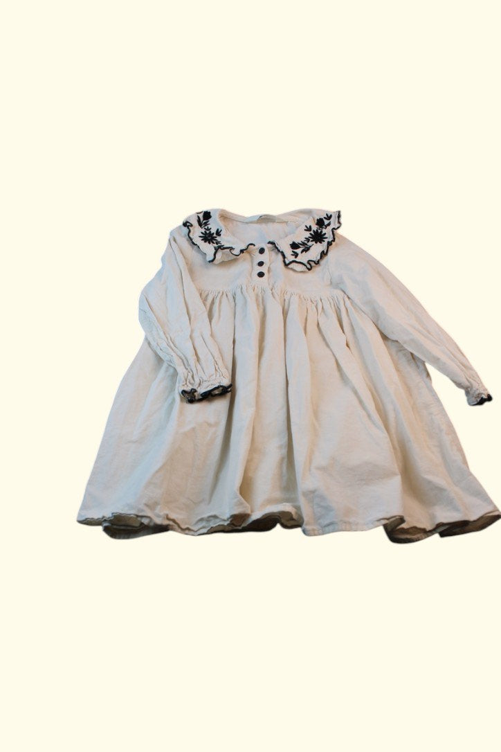 Kategorie 3 Kleid 104 Weiß mit schwarzen Verzierungen