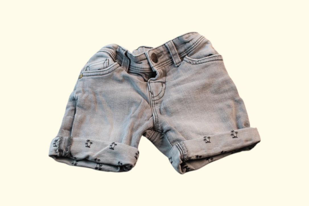 Kategorie 3 Shorts 92 Hellgrau mit dunklen Palmenmuster