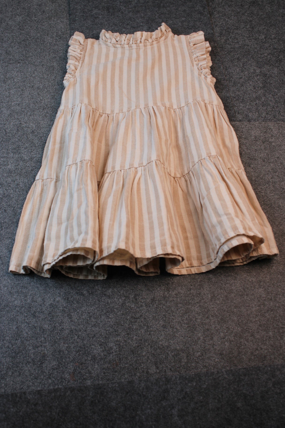 Leevje Kleid Beige mit weißen Streifen